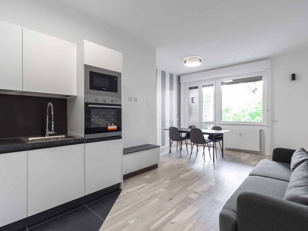 TRE LOCALI CON TERRAZZO