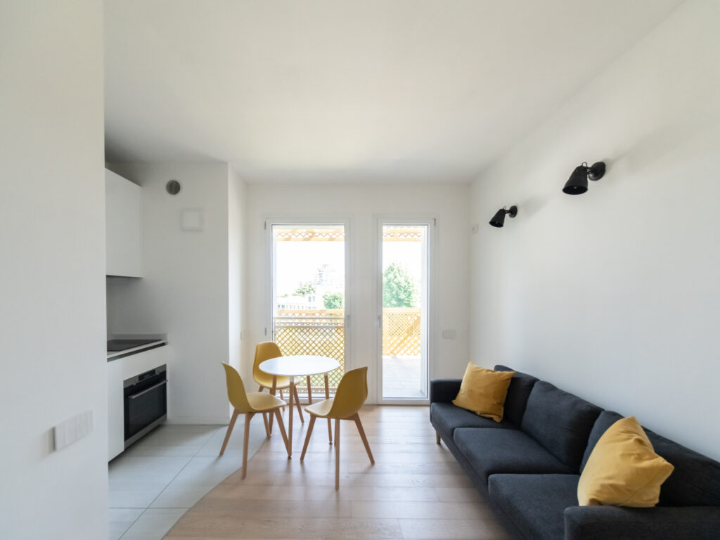 2 LOCALI ARREDATO CON TERRAZZO