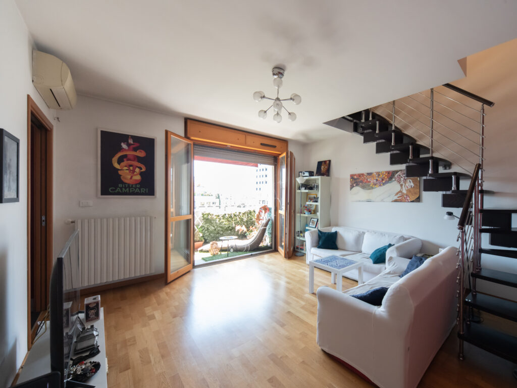 3 LOCALI CON TERRAZZO, ULTIMO PIANO – BOX