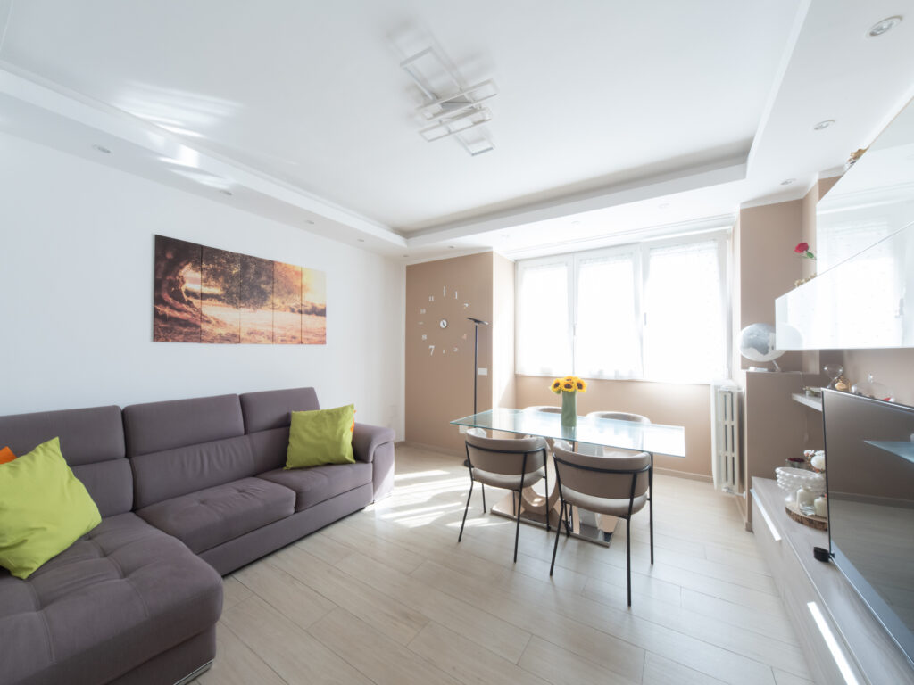 2 LOCALI CON BALCONE RISTRUTTURATO E ARREDATO