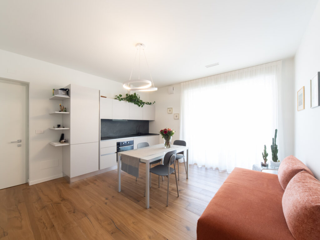 DUE LOCALI PIANO ALTO CON TERRAZZO