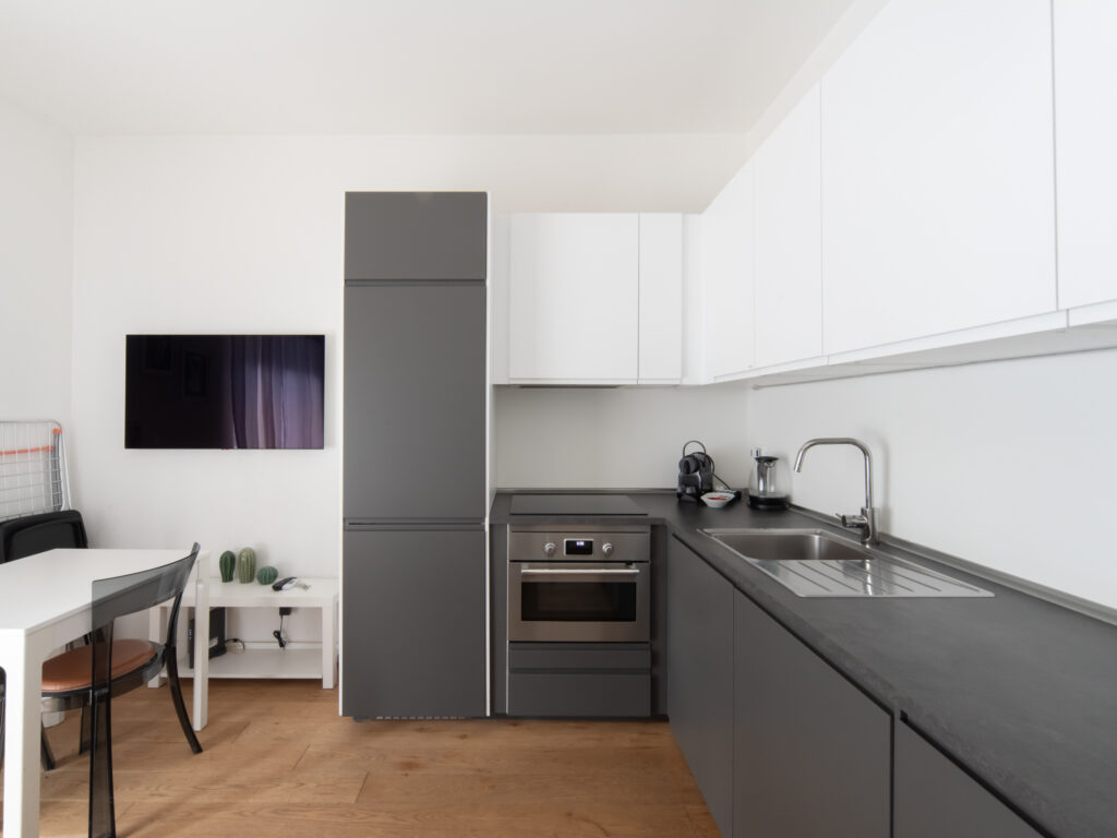 2 LOCALI CON BALCONE RISTRUTTURATO E ARREDATO