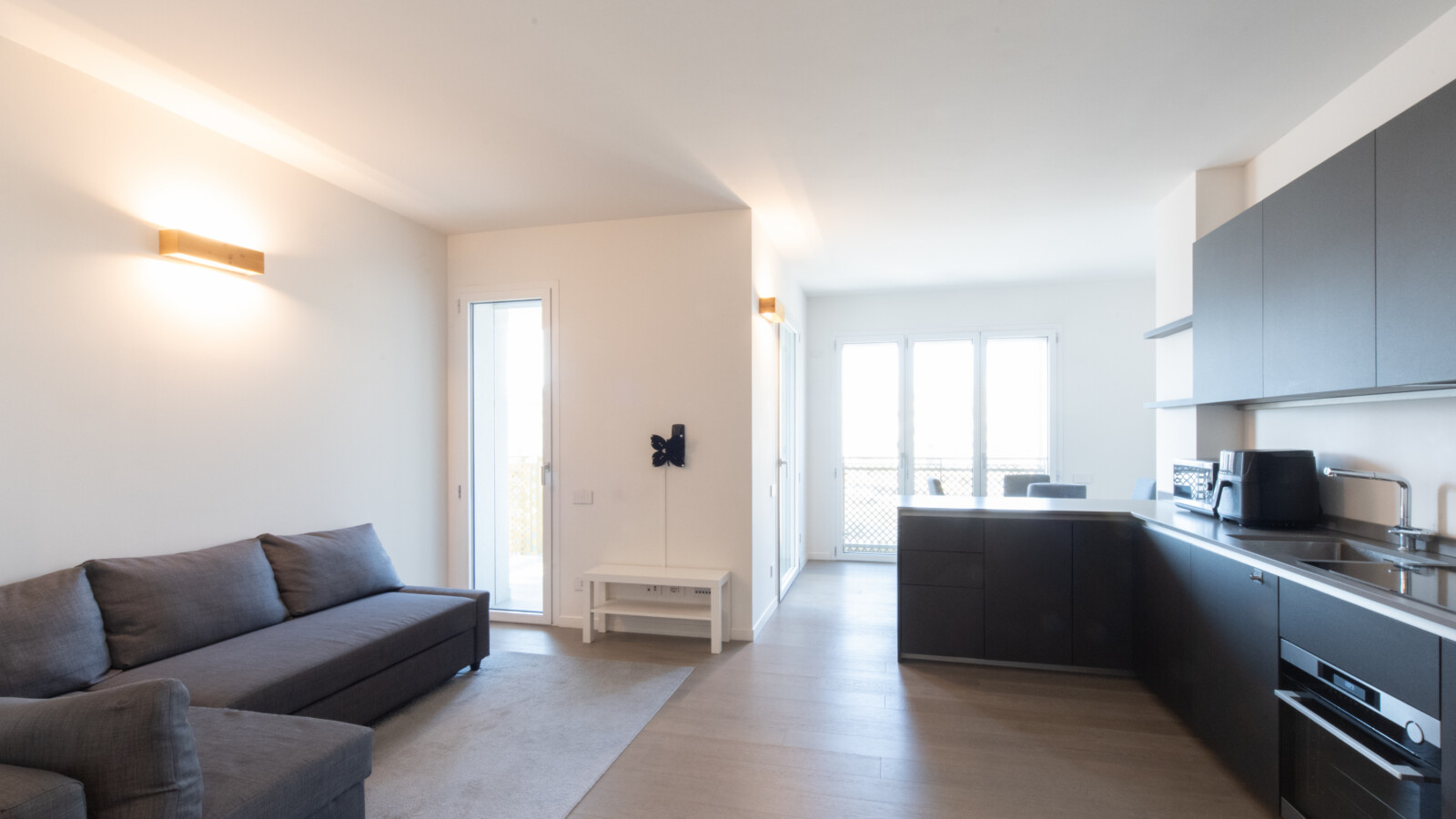 TRE LOCALI CON TERRAZZO