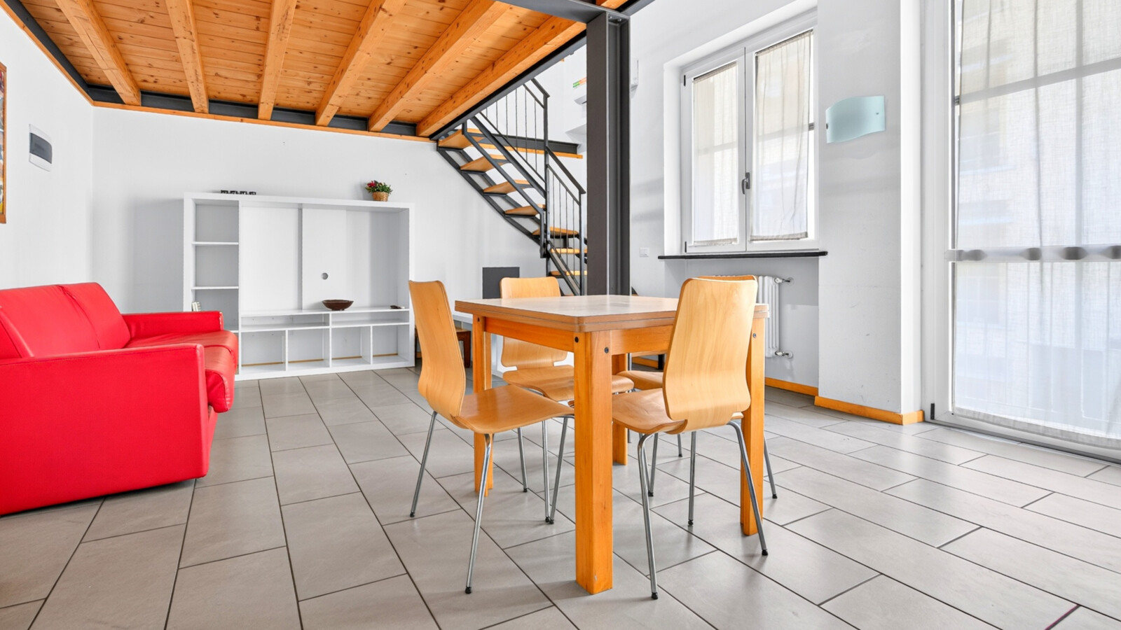 DUE LOCALI CON DOPPI SERVIZI E BALCONE