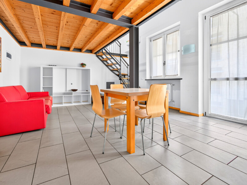 DUE LOCALI CON DOPPI SERVIZI E BALCONE