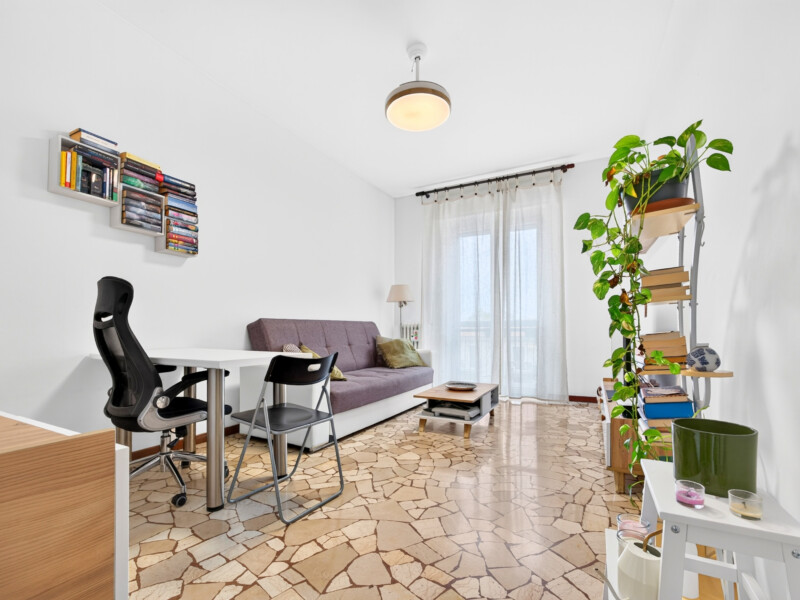 DUE LOCALI PIANO ALTO CON BALCONI
