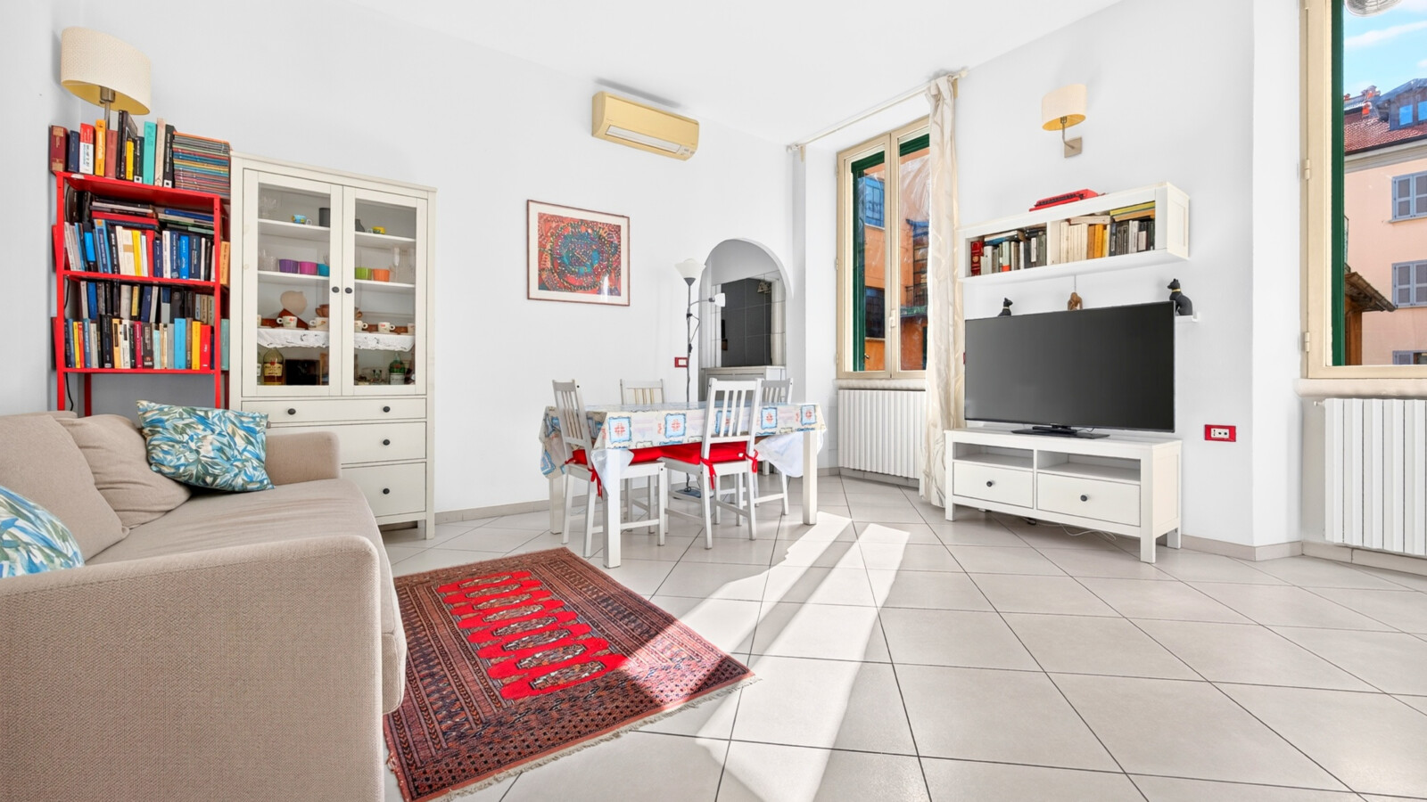 AMPIO DUE LOCALI CON BALCONE