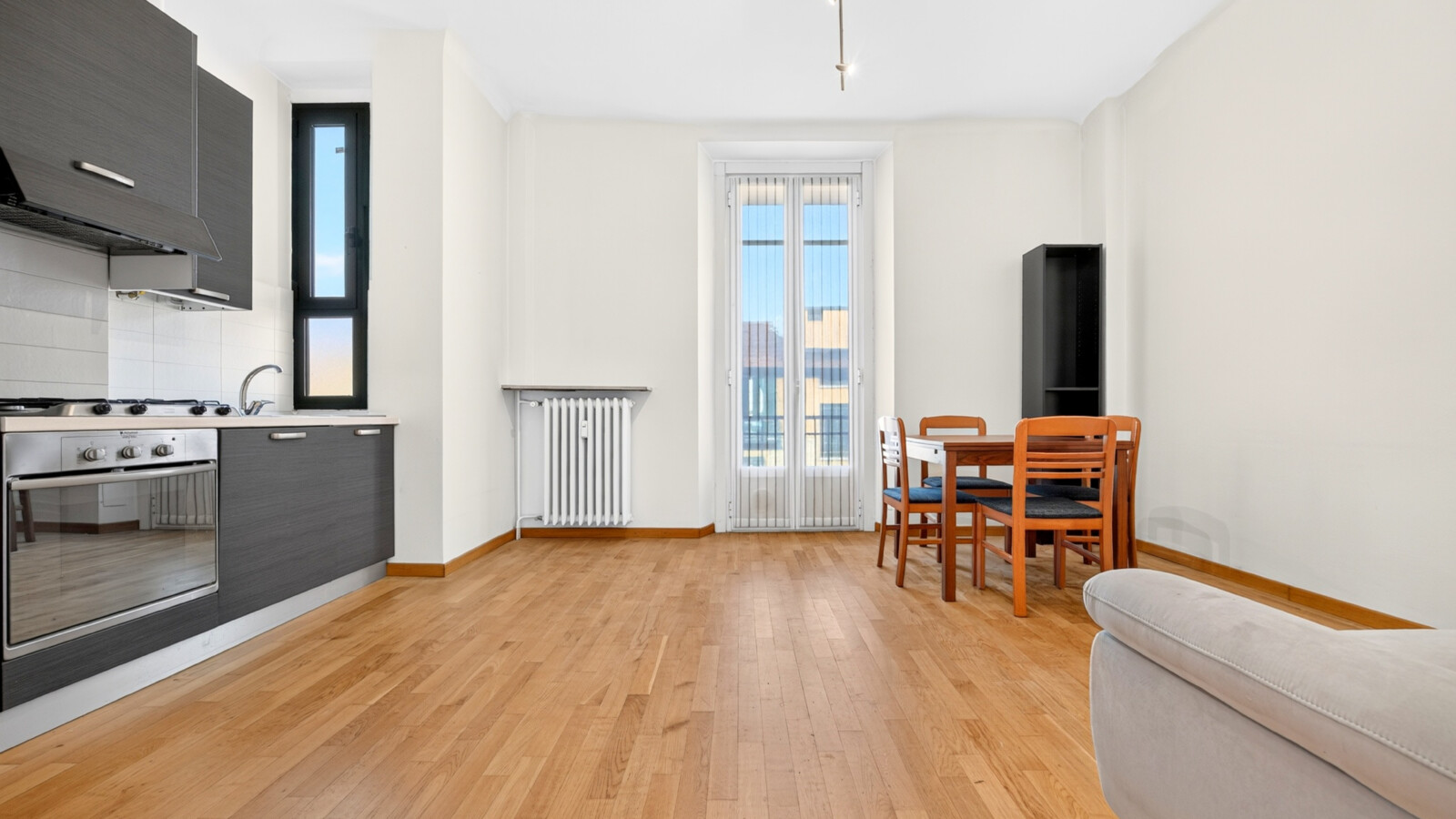 DUE LOCALI ARREDATO ULTIMO PIANO CON BALCONE