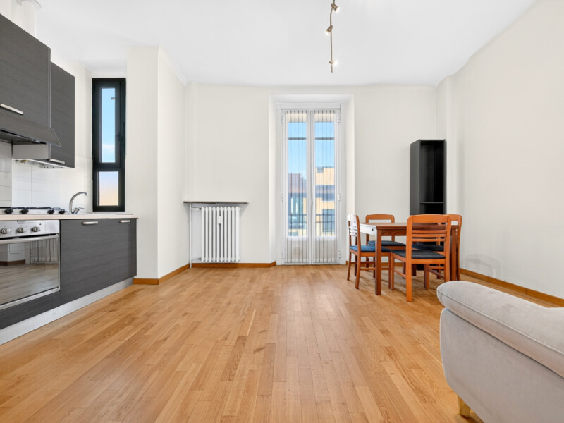 DUE LOCALI ARREDATO ULTIMO PIANO CON BALCONE