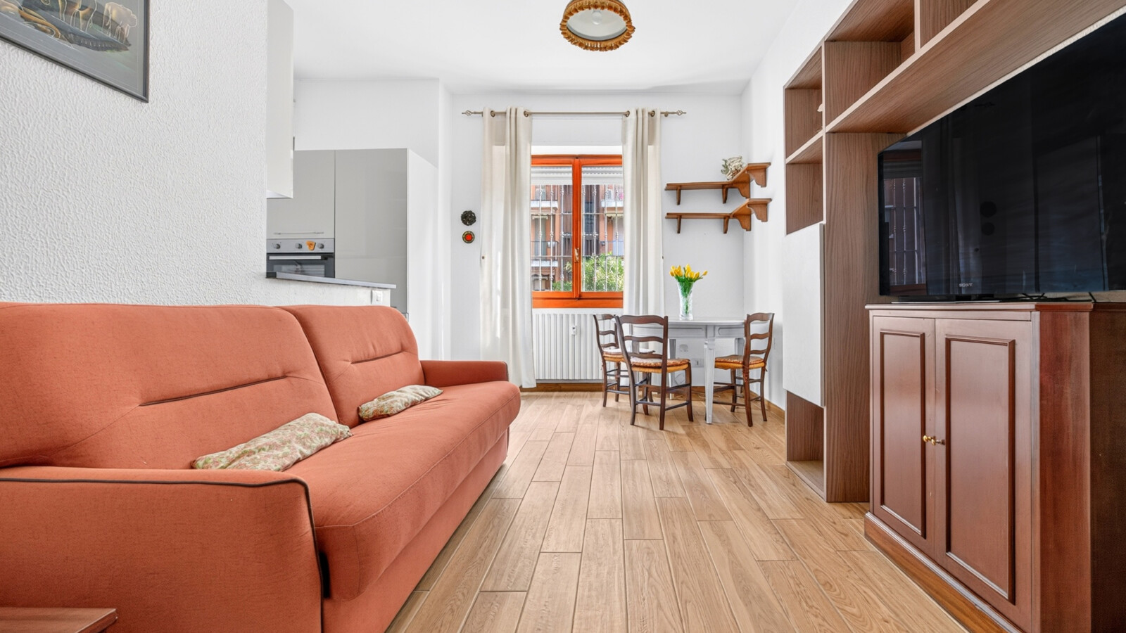 AMPIO MONOLOCALE CON BALCONE – ARREDATO