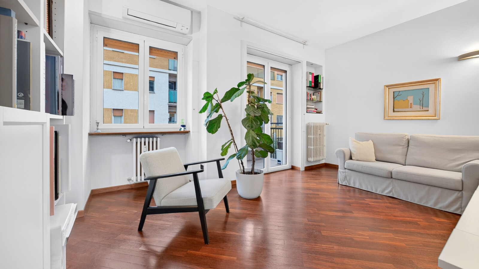AMPIO DUE LOCALI PIANO ALTO CON BALCONE