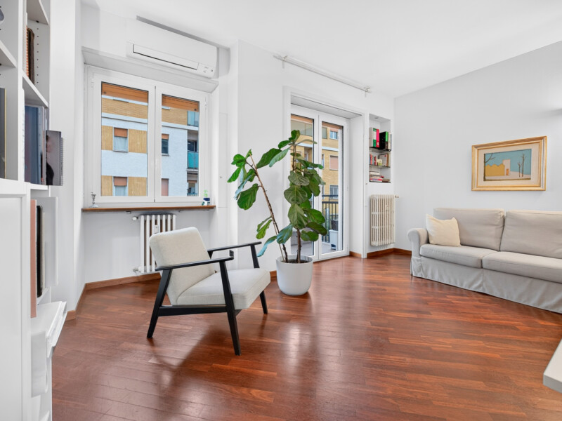 AMPIO DUE LOCALI PIANO ALTO CON BALCONE